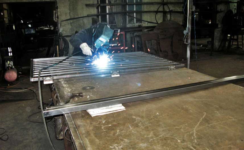 מסגריה מסגר מרתך סורגים