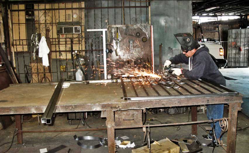 הרכבת שערים מרכיב שערי ברזל